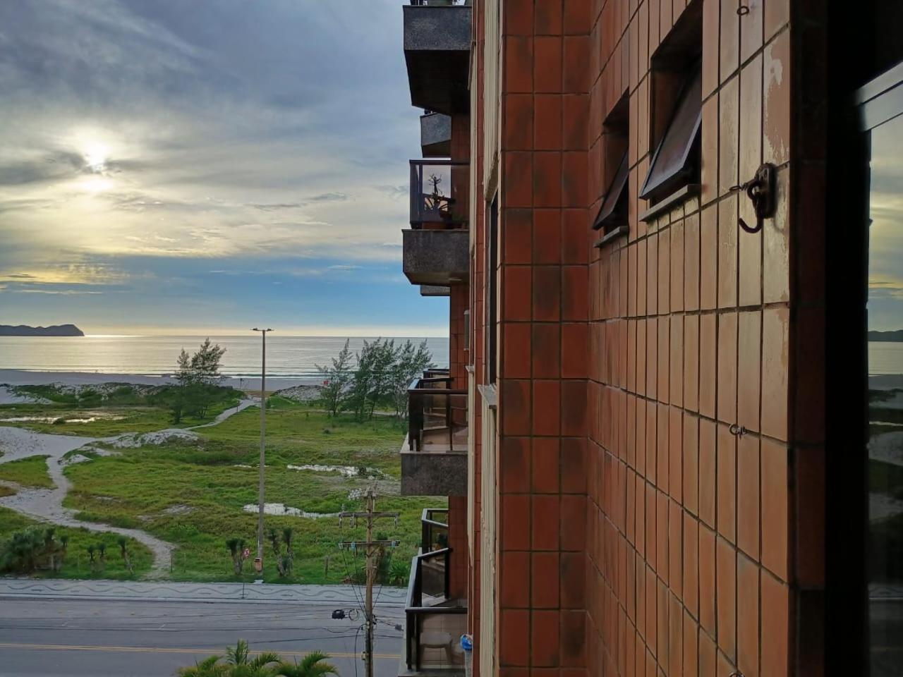 Apartamento Charmoso Em Frente A Praia Em Кабу-Фриу Экстерьер фото